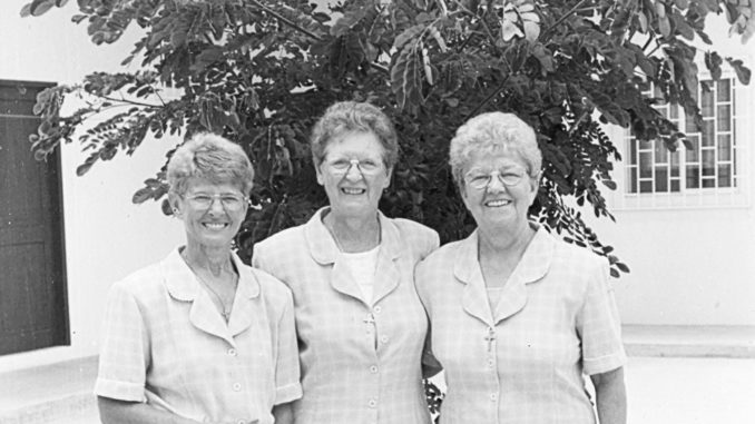 Sr Céline Lussier, Sr Jeannine Vallières et Sr Rose-Aimée Roy